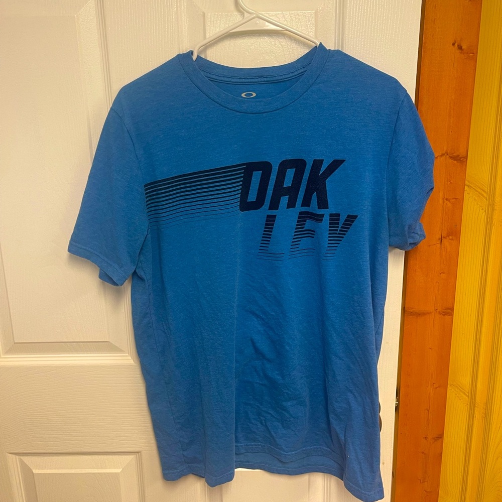 Medium Oakley t shirt